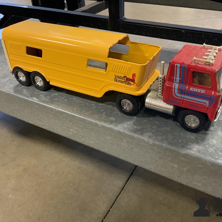 ERTL Vista Dome Horse Van And Truck