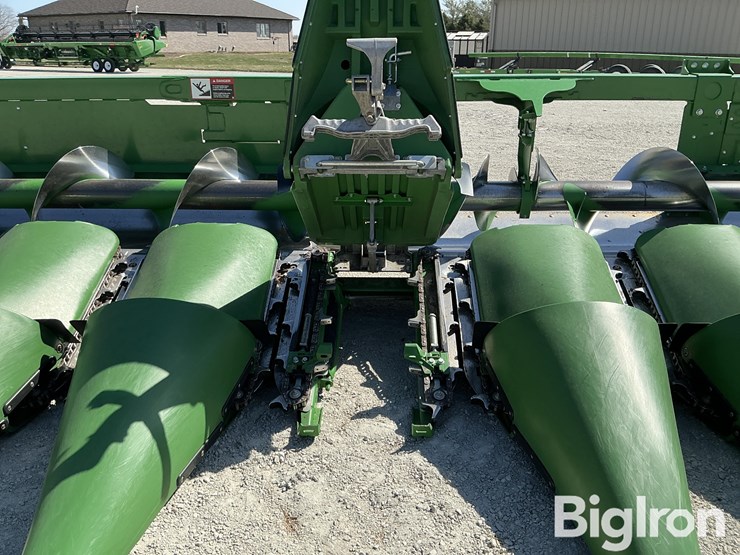 2022-john-deere-c12r-image-11