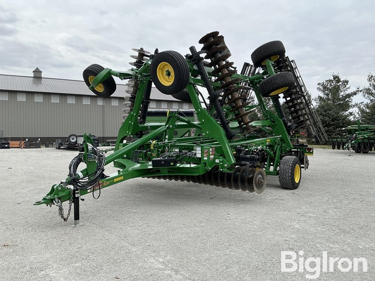 2022-john-deere-2660vt-image-1