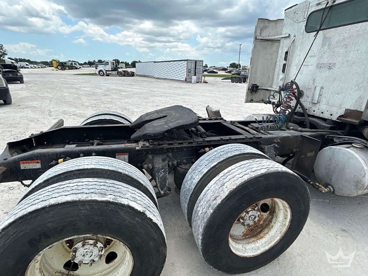 2005-freightliner-columbia-120-image-19