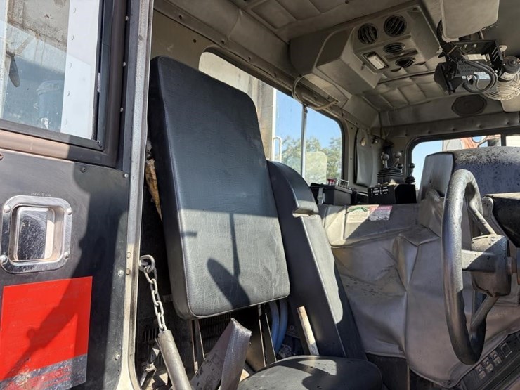 2010-peterbilt-320-image-13