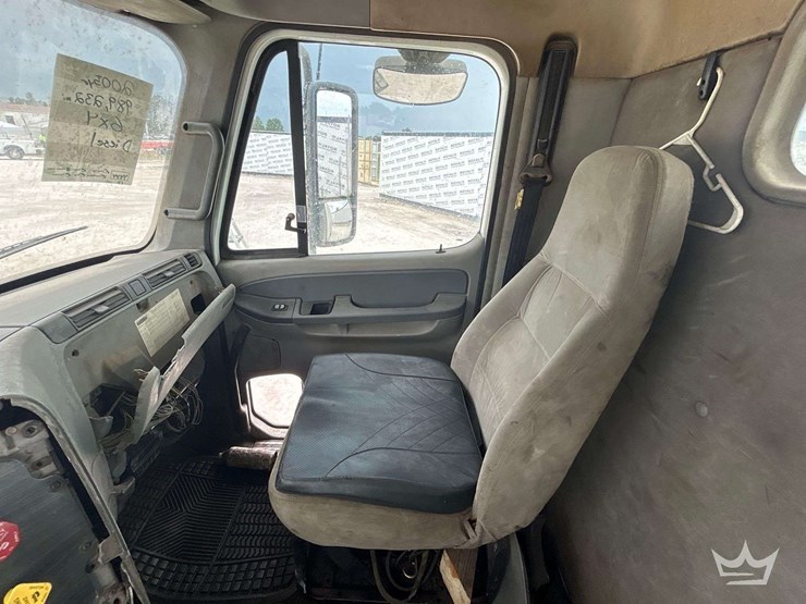 2005-freightliner-columbia-120-image-16