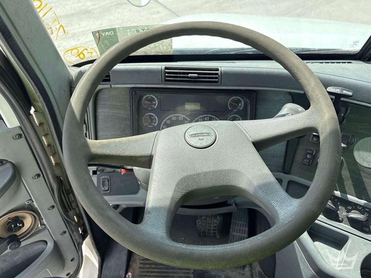 2007-freightliner-columbia-120-image-14