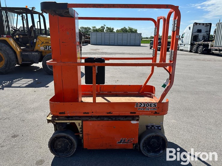 2016-jlg-1230es-image-8
