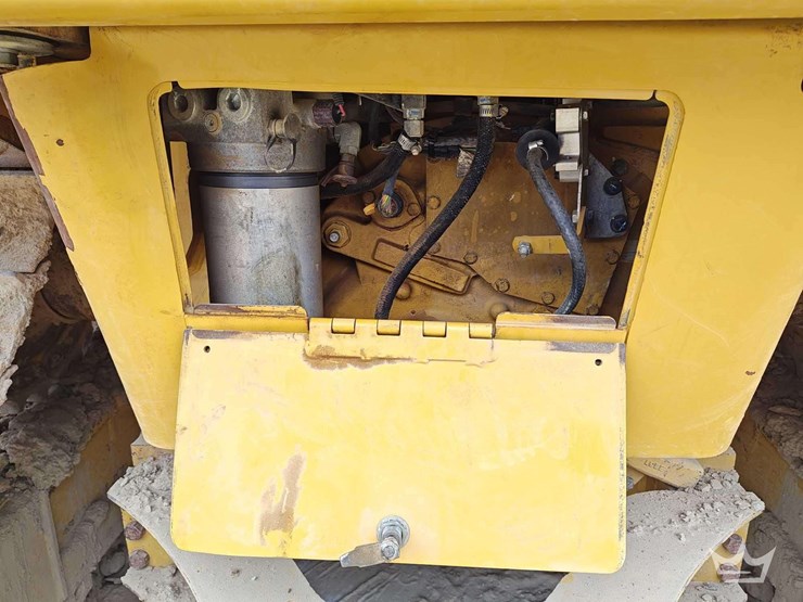 2016-caterpillar-d6h-image-30