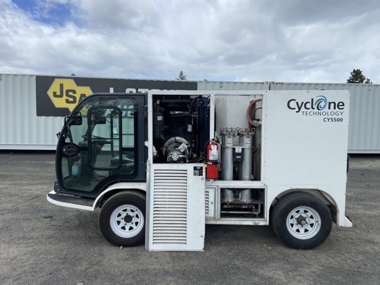 2013-cyclone-cy5500-surface-cleaning-truck-image-2