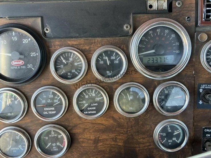 2000-peterbilt-379-image-19