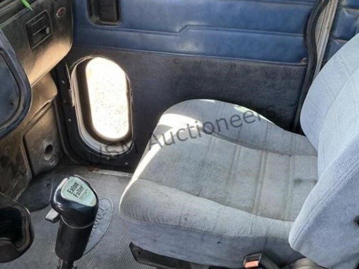 2001-peterbilt-379-image-19