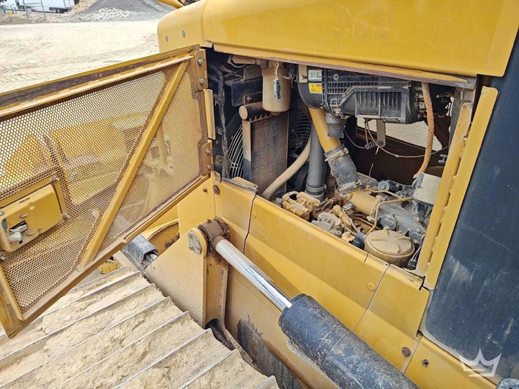 2016-caterpillar-d6h-image-22