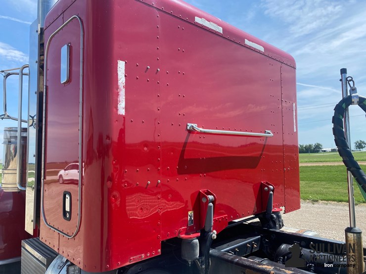 2013-peterbilt-388-image-18