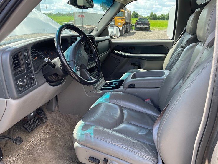 2003-chevrolet-tahoe-image-32