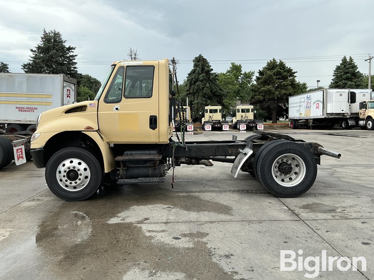 2009-international-durastar-4400-image-8