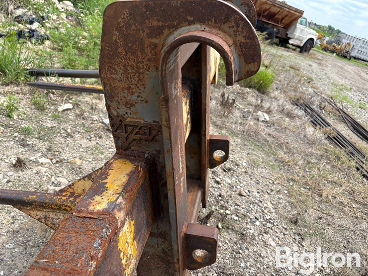 caterpillar-bale-lifter-image-8