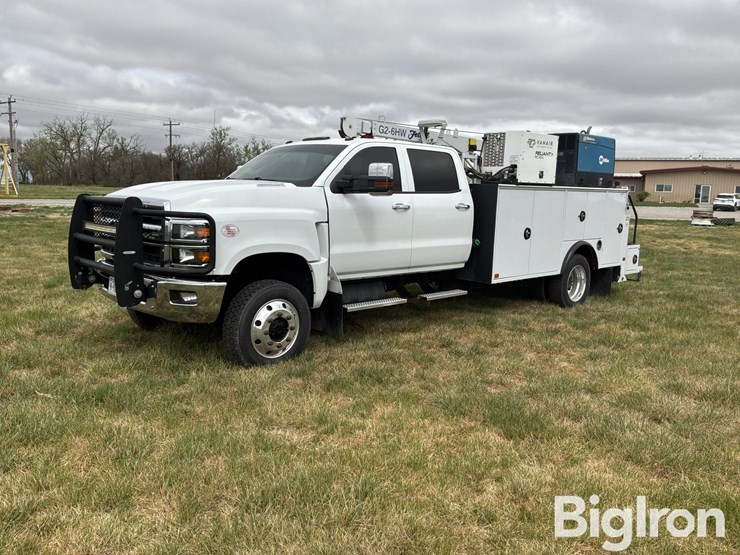 2022-chevrolet-silverado-6500-hd-/-gm515-4x4-crew-cab-service-truck-image-1