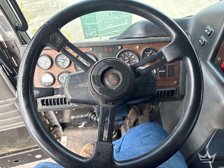 2015-peterbilt-320-image-8