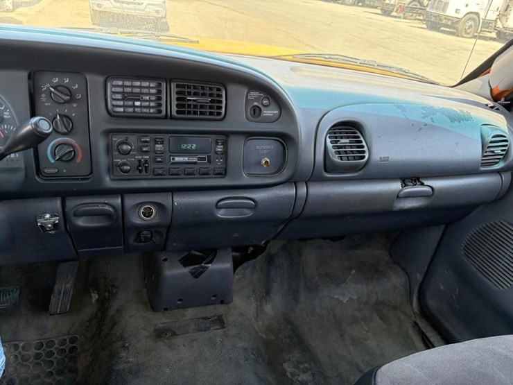 2001-dodge-2500-image-17