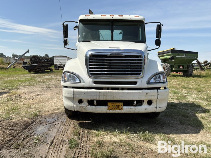 2005-freightliner-columbia-120-image-2