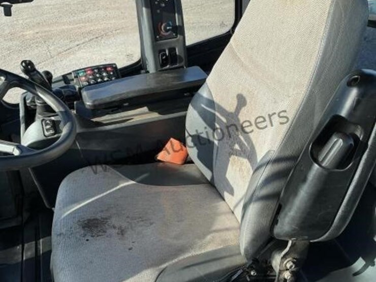 2017-deere-624k-image-21