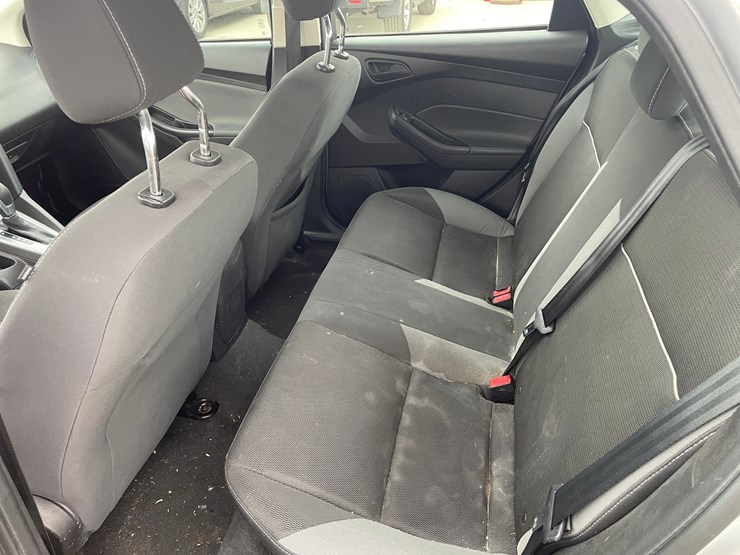 #2797-•-2012-ford-focus-se-sedan-image-28