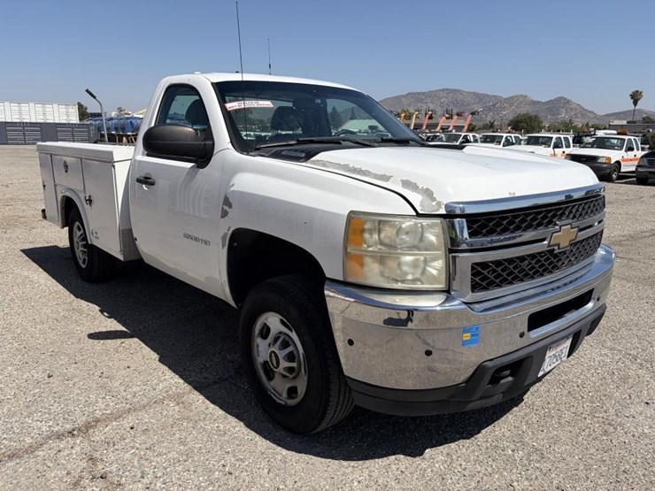 2011-chevrolet-silverado-2500-image-2