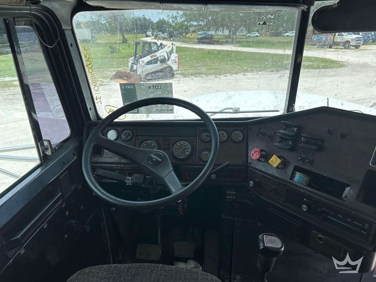 1996-freightliner-fld120-image-15