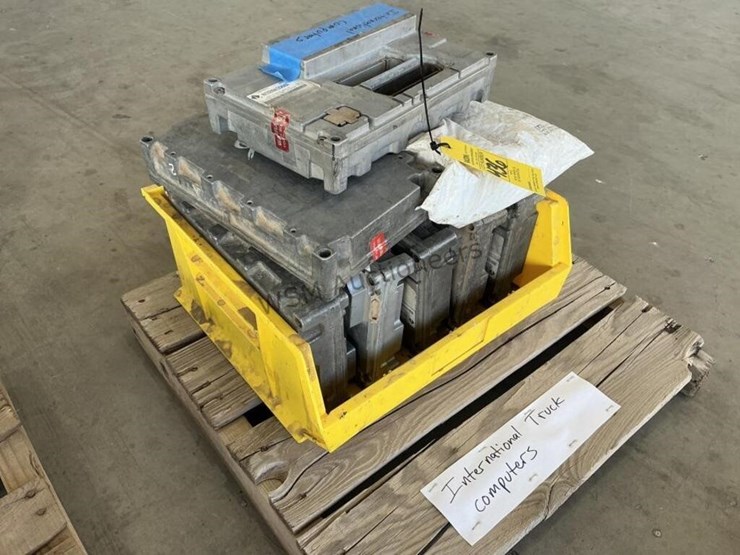 pallet-of-international-truck-computers-image-1