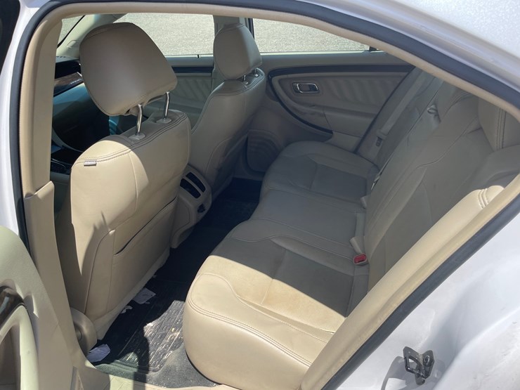 #2793-•-2013-ford-taurus-limited-sedan-(has-wi-title)-image-24