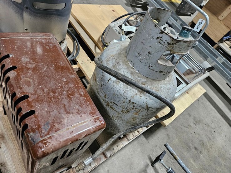 #159-•-empire-propane-heater-with-tank-image-4
