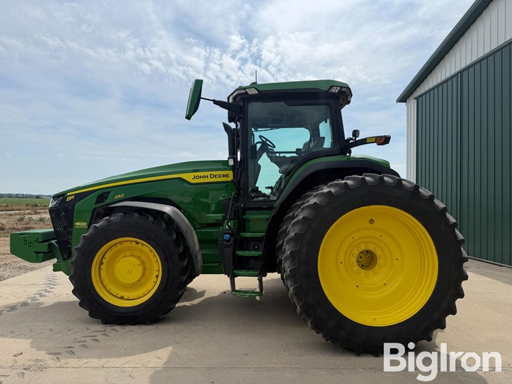 2020-john-deere-8r-250-image-8