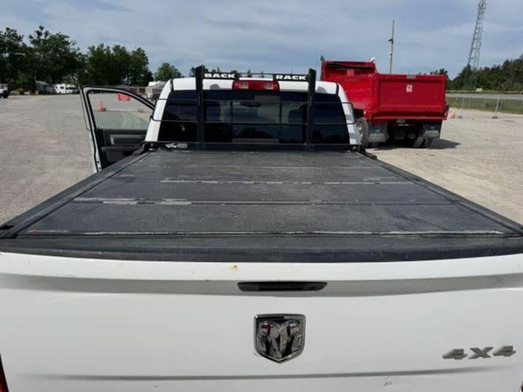 2017-ram-1500-slt-image-30