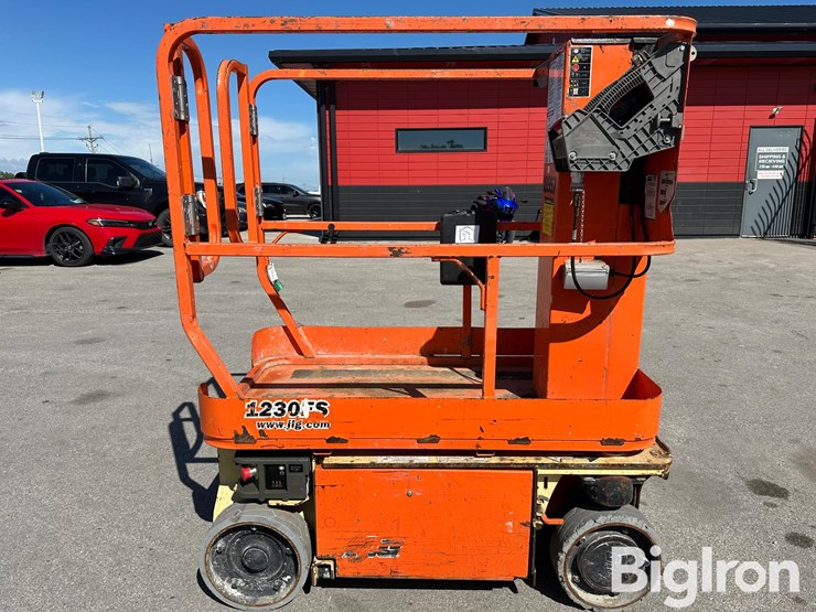 2016-jlg-1230es-image-4