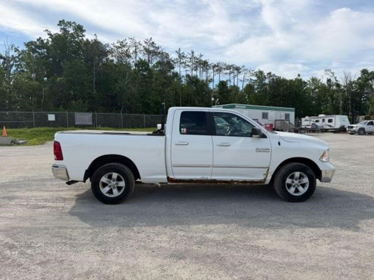 2017-ram-1500-slt-image-3