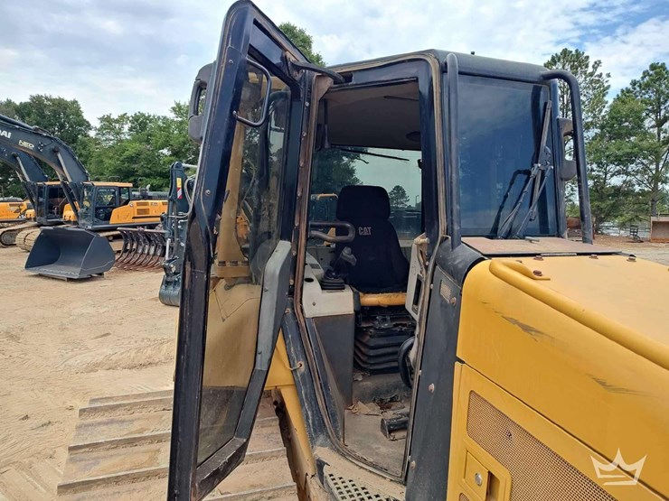 2016-caterpillar-d6h-image-11