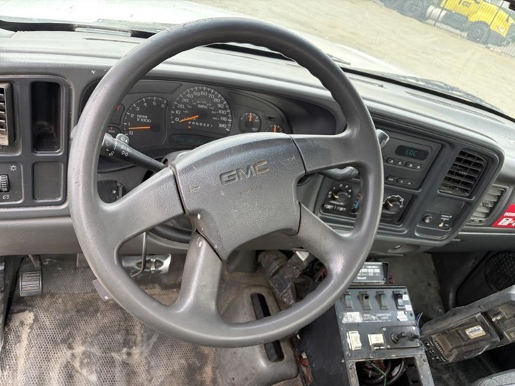 2007-gmc-3500hd-image-14