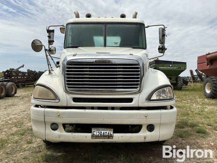 2004-freightliner-columbia-120-image-2