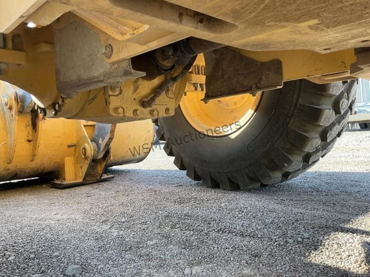 2017-deere-624k-image-26