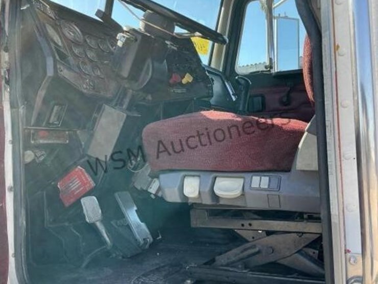 2000-peterbilt-357-image-22
