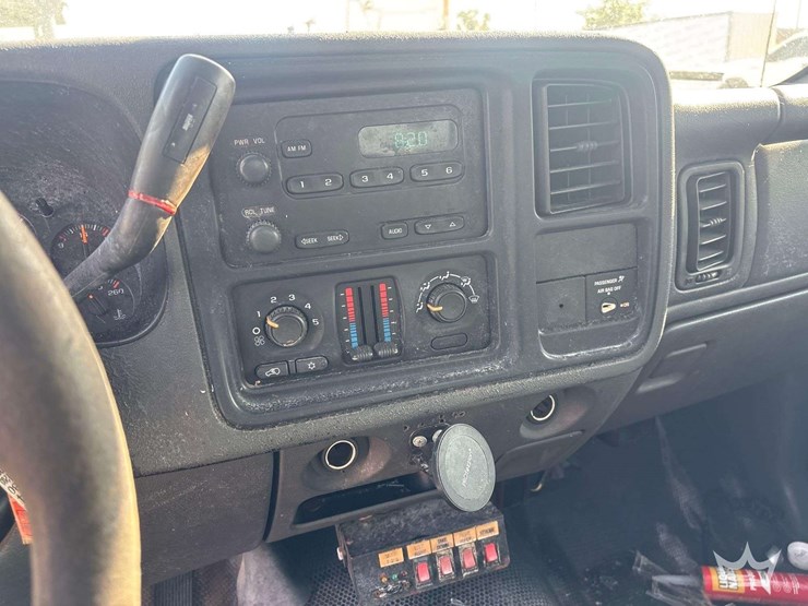 2005-gmc-sierra-2500hd-image-13