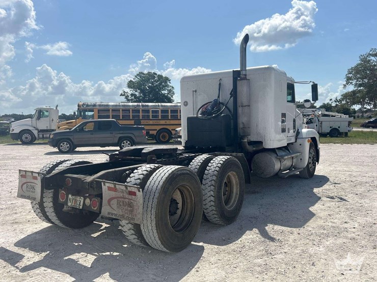 1996-freightliner-fld120-image-3