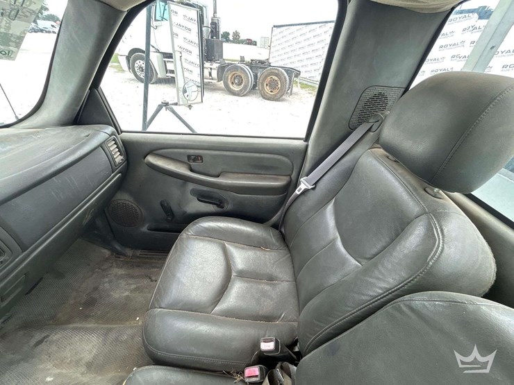 2004-chevrolet-silverado-3500-image-18