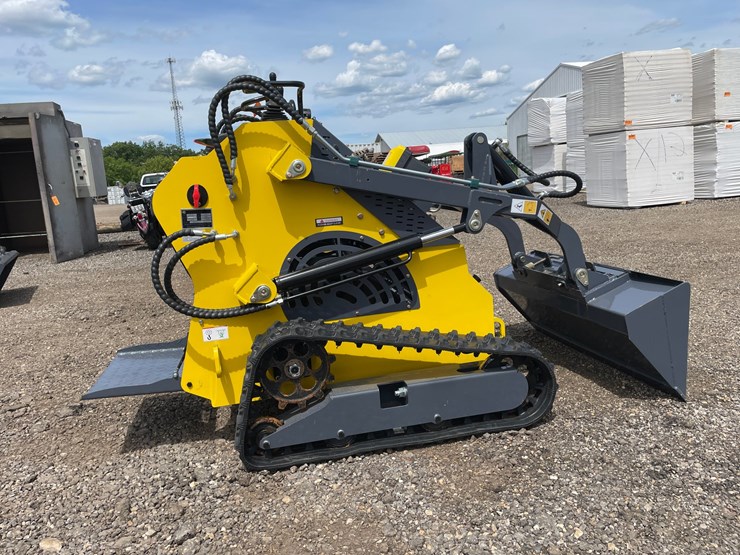 #2824-•-2026-landhero-mini-skid-steer-loader-image-4