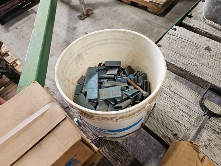 #116-•-paslode-pneumatic-staple-gun-and-staples-image-3