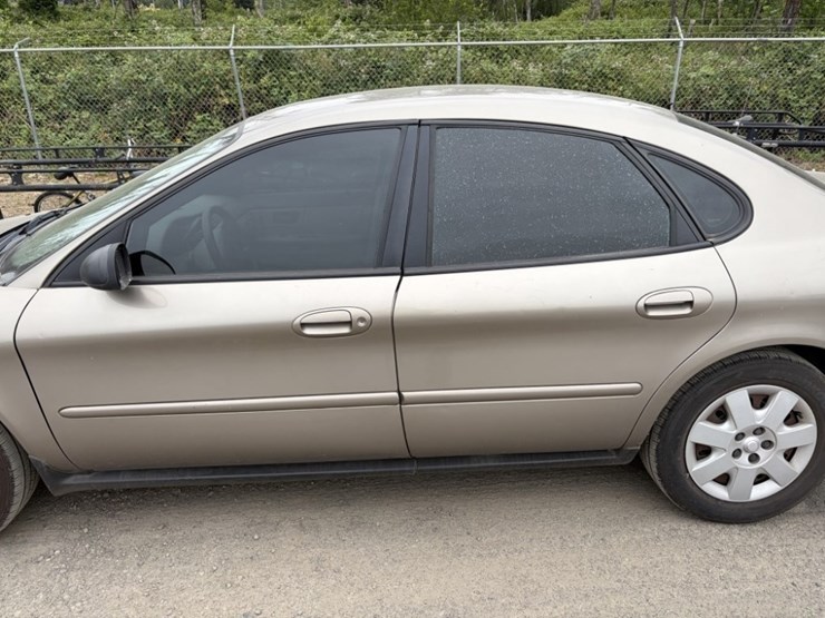 2005-ford-taurus-se-sedan-image-28
