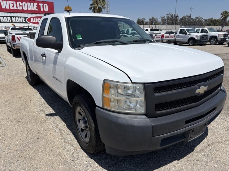 2011-chevrolet-1500-image-2