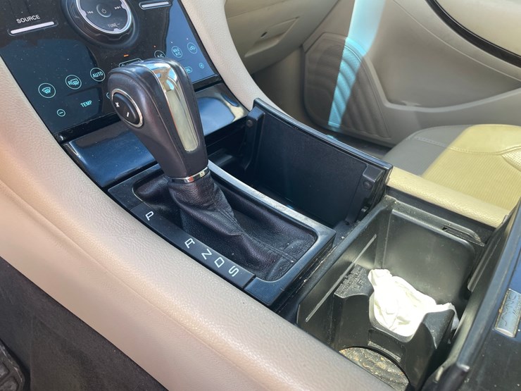 #2793-•-2013-ford-taurus-limited-sedan-(has-wi-title)-image-32