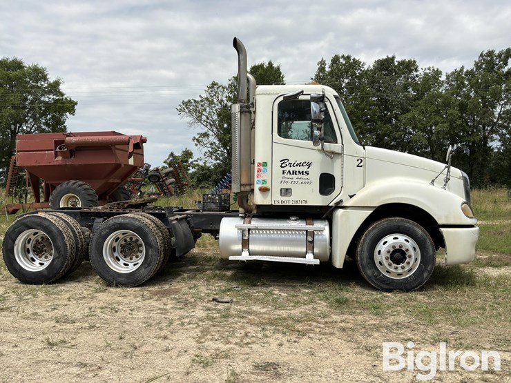 2004-freightliner-columbia-120-image-4