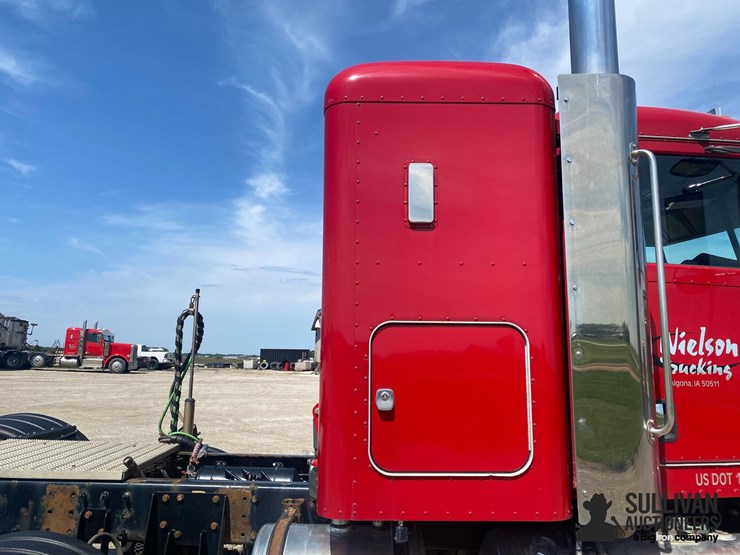 2013-peterbilt-388-image-19