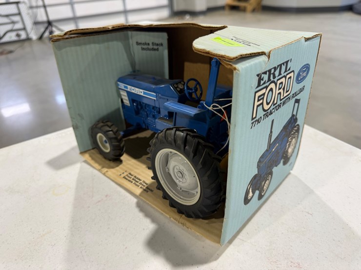 #47264-•-ford-7710-vintage-tractor-toy-image-1
