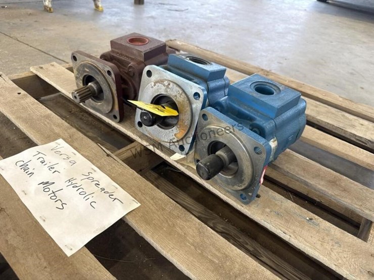 versa-spreader-trailer-hydraulic-chain-motors-image-5