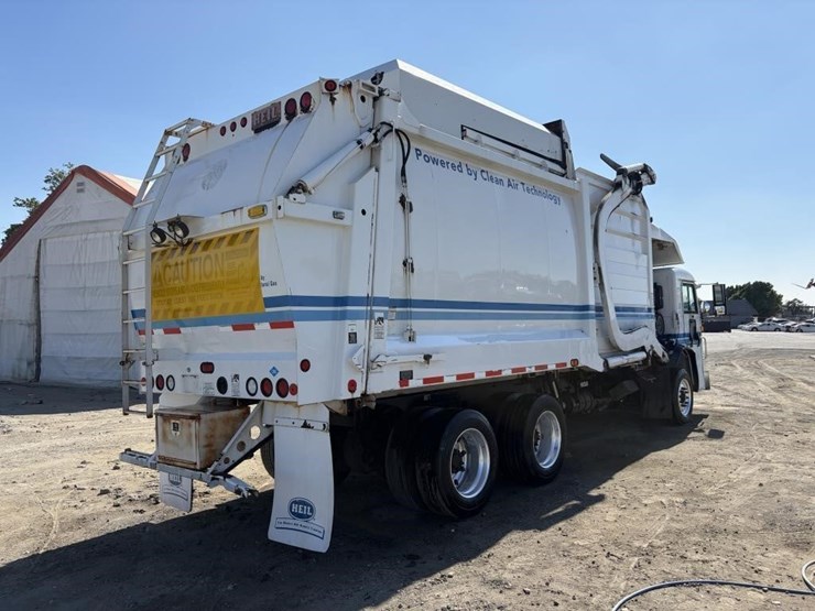 2010-peterbilt-320-image-3